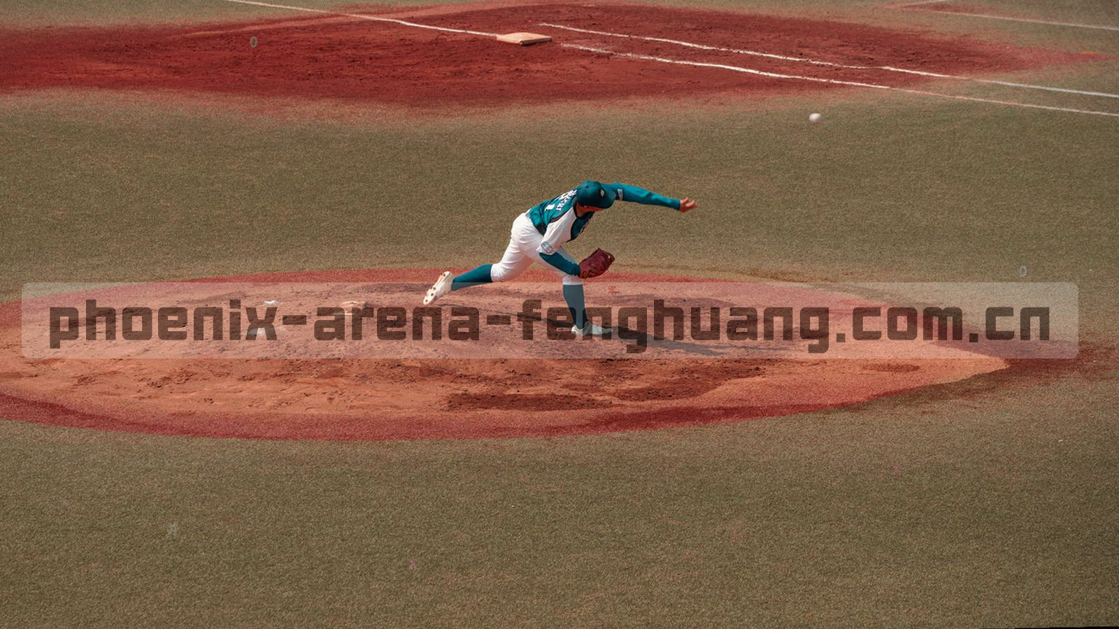比赛日时间轴刻度线与赛场局部特写交叠，一道橙红光带横向贯穿画面